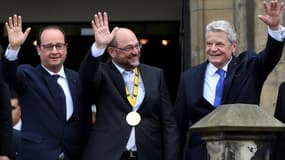 François Hollande et Joachim Gauck (à droite), lors de la remise du prix Charlemagne à Martin Schulz (centre).