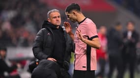Luis Enrique en train de discuter avec Achraf Hakimi lors du match du PSG contre Lyon en Ligue 1, le 23 février 2025