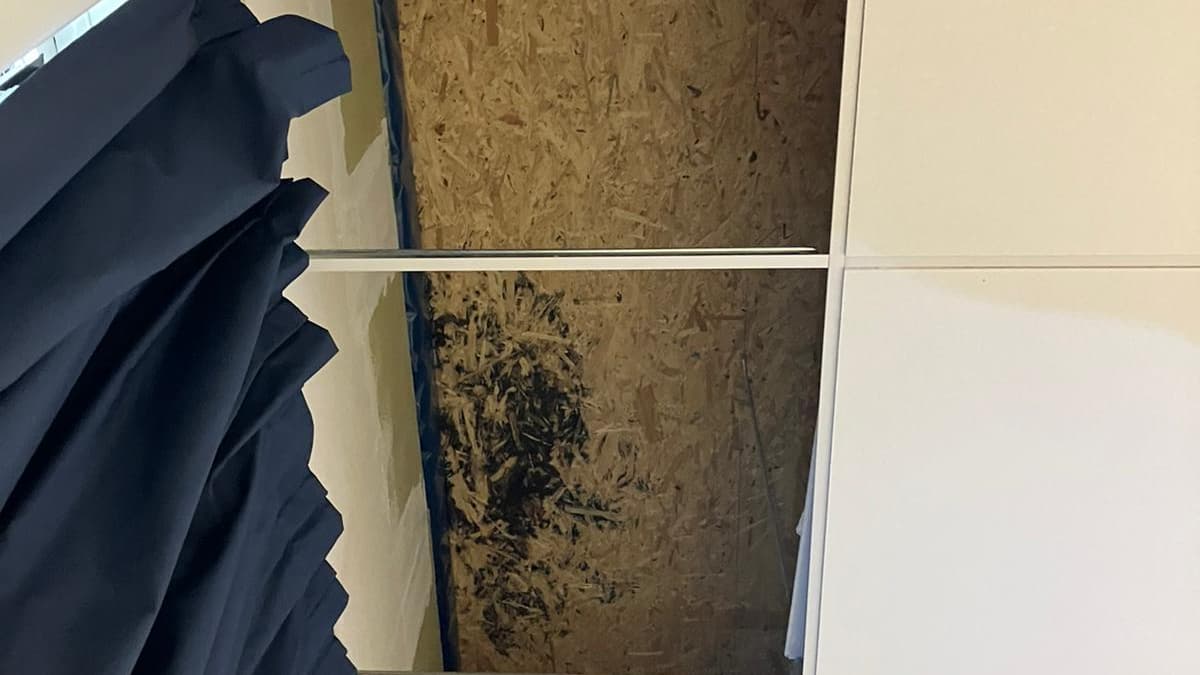 Un plafond manquant dans un établissement.