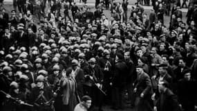 Des mineurs grévistes face à des CRS devant la sous-préfecture de Béthune, en 1948