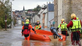 Les pompiers français marchent dans une rue inondée lors d'une opération de sauvetage à Isques, près de Boulogne-sur-Mer, dans le nord de la France, le 7 novembre 2023. Des dizaines de communes ont été touchées par des inondations le 7 novembre 2023 dans la région nord du pas-de-Calais , où les rivières Liane et Aa ont atteint des niveaux exceptionnels autour de Boulogne-sur-Mer et Saint-Omer.