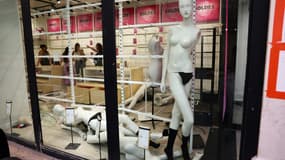 Des employés échangent dans un magasin de vêtements pillé et saccagé dans le centre de Marseille, le 1er juillet 2023.
