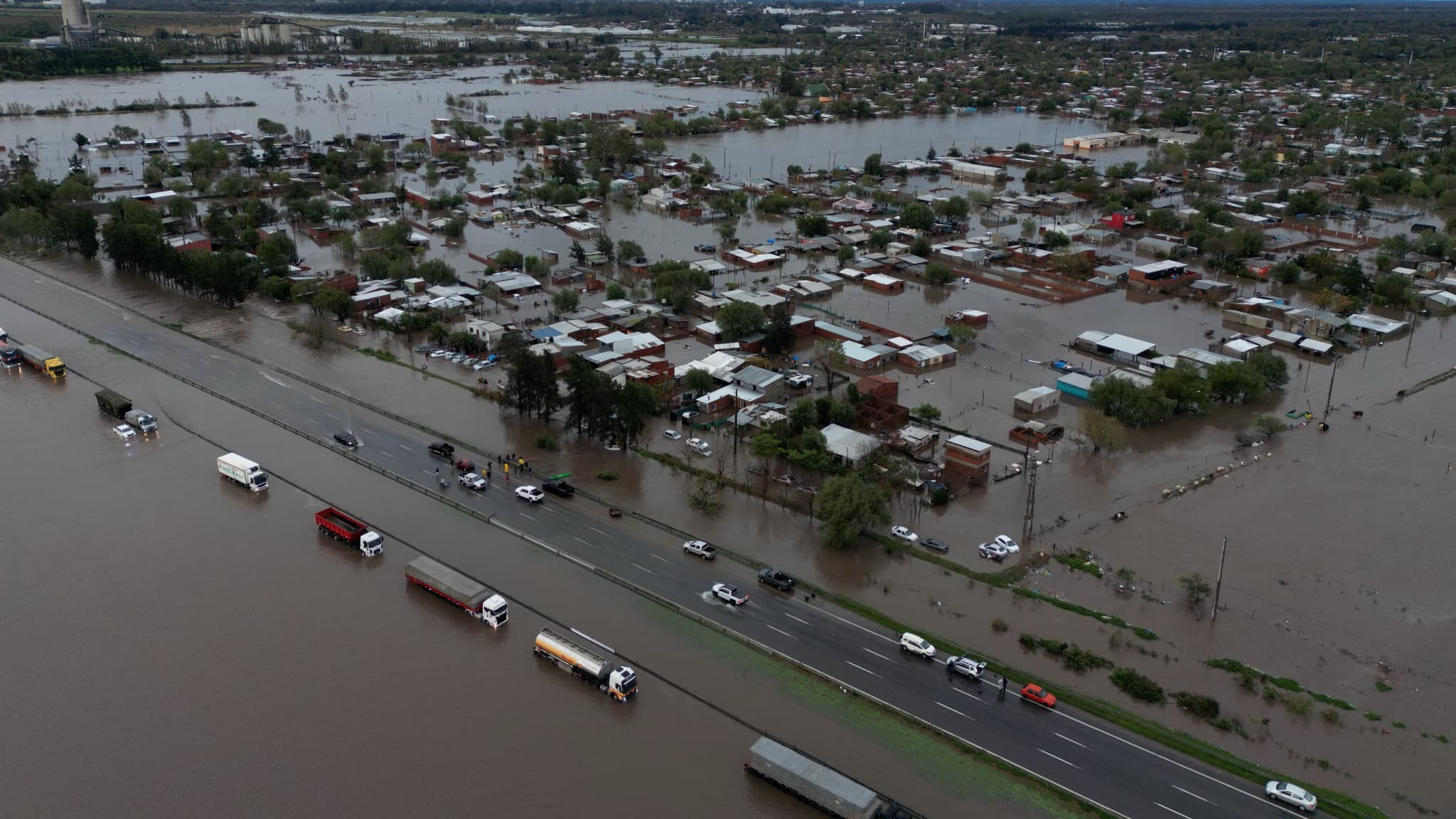 Vue aérienne montrant une zone inondée suite à de fortes pluies à Campana, province de Buenos Aires, le 17 mai 2025.