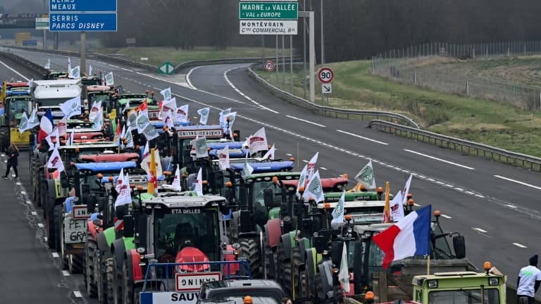 Des agriculteurs en tracteur bloquent l'autoroute A4 près de Jossigny, à l'est de Paris, le 3 janvier 2024