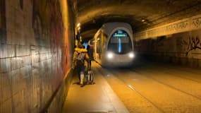 Piétons, cyclistes et tramways cohabitant dans le tunnel est.