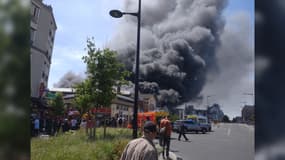 Un entrepôt de textile a pris feu à Aubervilliers, ce mardi 30 mai 2023.