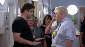 "Le NHS est en train d'être détruit et vous venez pour faire de la com' ?": Boris Johnson interpellé par le père d'un enfant malade dans un hôpital