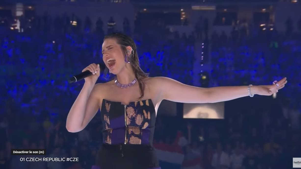 La chanteuse de We Are Domi La chanteuse de We Are Domi