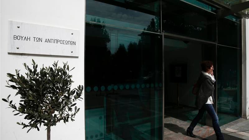 Devant le Parlement, à Nicosie. Le Parlement chypriote a rejeté mardi soir à une large majorité le projet de loi sur la taxation des comptes bancaires, condition du déblocage d'une aide financière internationale de 10 milliards d'euros. /Photo prise le 19