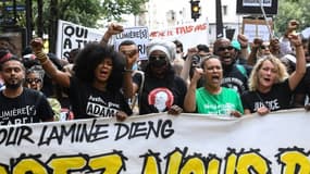 Manifestants en mémoire de Lamine Dieng, le 20 juin 2020 à Paris, avec au 1er rang, Assa Traoré, soeur d'Adama Traoré, également victime selon sa famille de violences policières