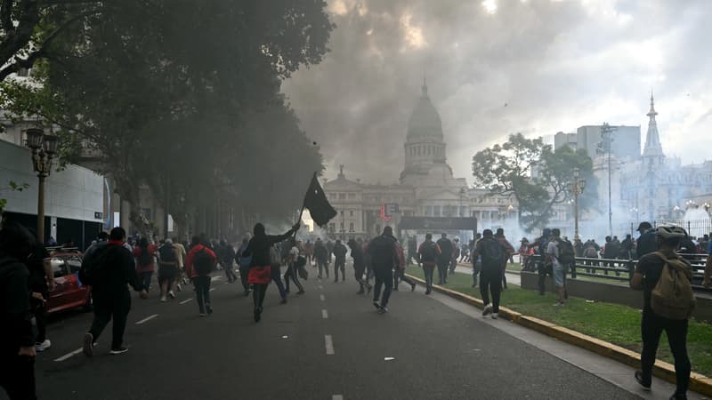 Argentine: de violents heurts éclatent lors d'une marche pour les retraités, rejointe par des supporters de football