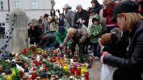 Dépôt de fleurs et de bougies devant le Palais présidentiel à Varsovie. De nombreux dirigeants mondiaux ont exprimé leur désarroi et adressé leurs condoléances à la Pologne après l'annonce de la mort du président polonais Lech Kaczynski, tué samedi dans u