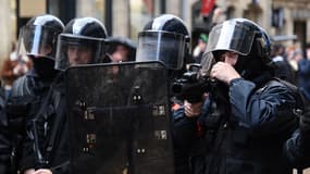 Des CRS lors de la manifestation des gilets jaunes à Bordeaux, le 16 novembre 2019.