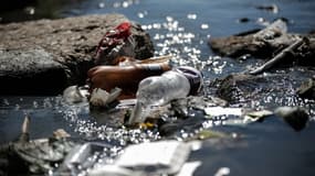 Du plastique et d'autres déchets jonchent les rives de la rivière Jukskei qui traverse le township d'Alexandra à Johannesburg, le 3 juin 2018.