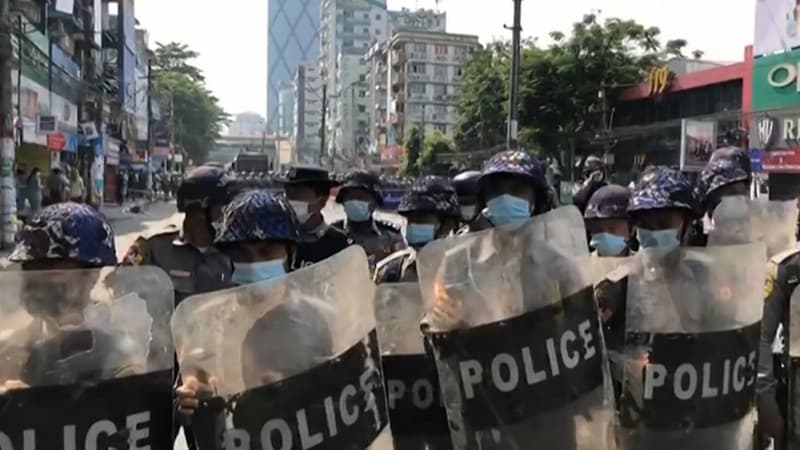 La police birmane face à des manifestants à Rangoon, le 6 février 2021