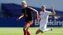 Tessa Wullaert (Belgique) et Sif Atladottir (Islande) se disputent le ballon lors d'un match entre l'équipe nationale féminine de football de Belgique, les Red Flames, et l'Islande, à Manchester, en Angleterre, le dimanche 10 juillet 2022.