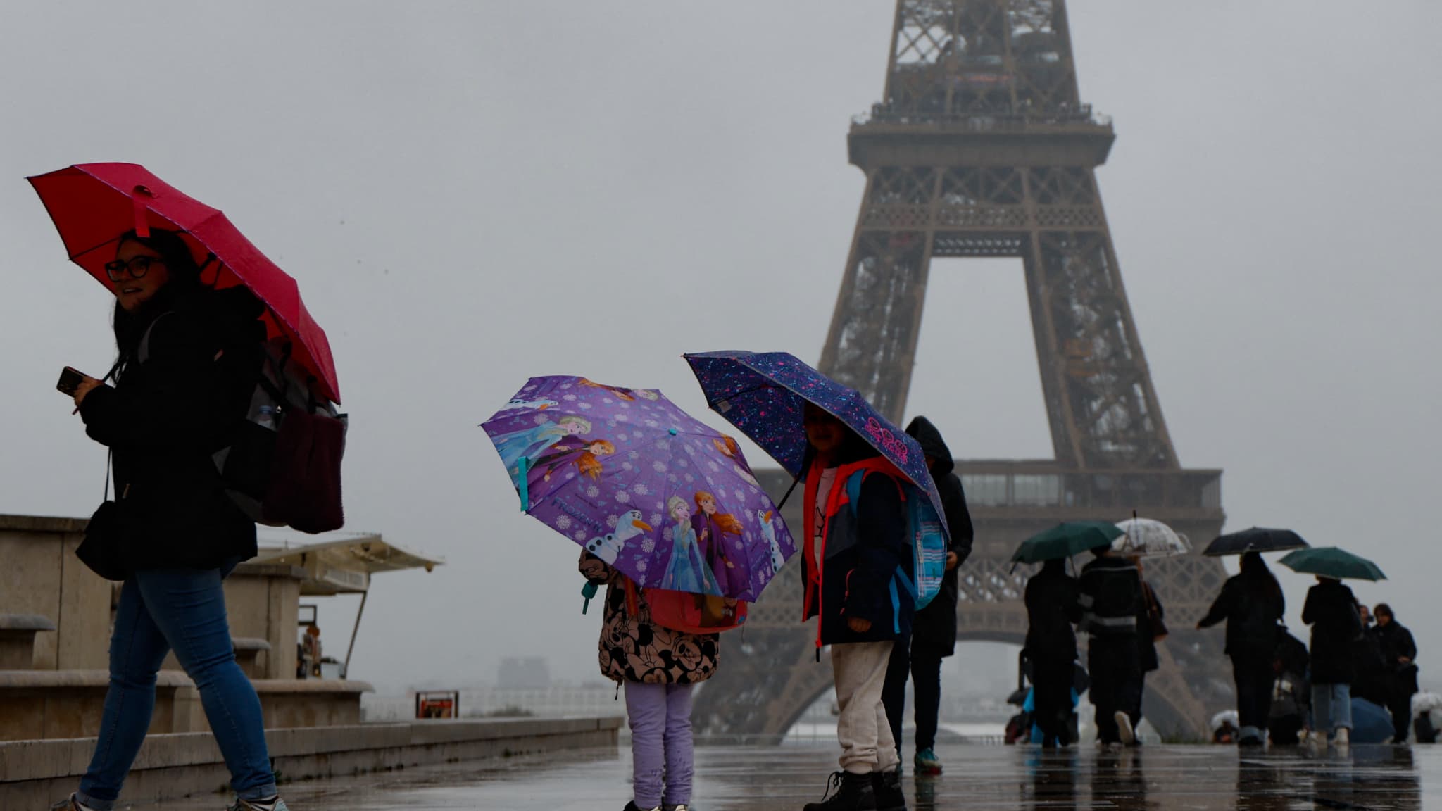 Des touristes sur le parvis du Trocadéro ce mercredi 9 octobre alors que la dépression Kirk balaie une partie de la France. 
