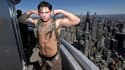 Ryan Garcia pose au sommet de l'Empire State Building de New York avant son combat contre Devin Haney en avril 2024