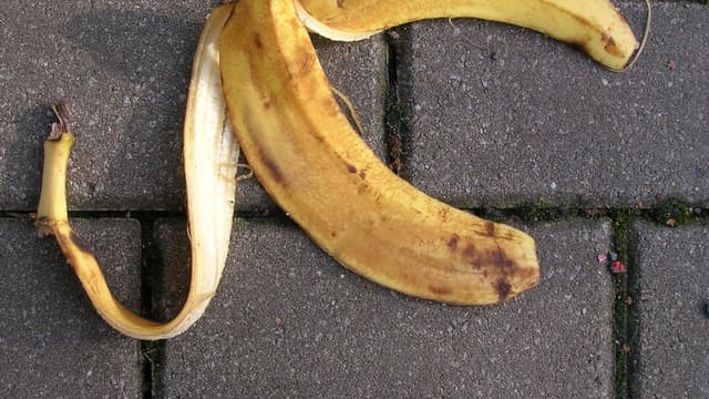 Une peau de banane.