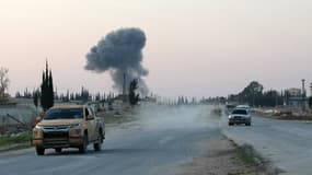Des combattants anti-régime circulent le long de l'autoroute M5 dans le nord-ouest de la Syrie, ce vendredi 29 novembre.