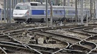 La SNCF prévoit de faire circuler lundi un TGV sur deux et davantage pour les Transilien et TER. Pour les trains Corail, il est prévu un train sur trois et le trafic sur l'Eurostar Paris-Londres est annoncé comme normal. /Photo d'archives/REUTERS/Jean-Pau