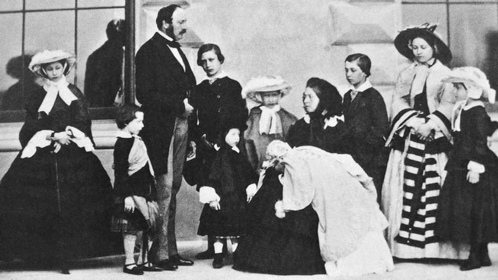 Victoria, Albert et leurs neuf enfants, en 1857 Victoria, Albert et leurs neuf enfants, en 1857