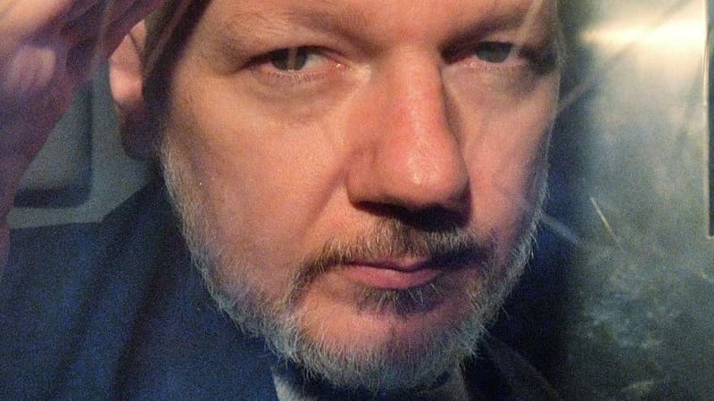 Le fondateur de Wikileaks Julian Assange le 1er mai 2019, depuis le van de la prison qui l'amène au tribunal à Londres.