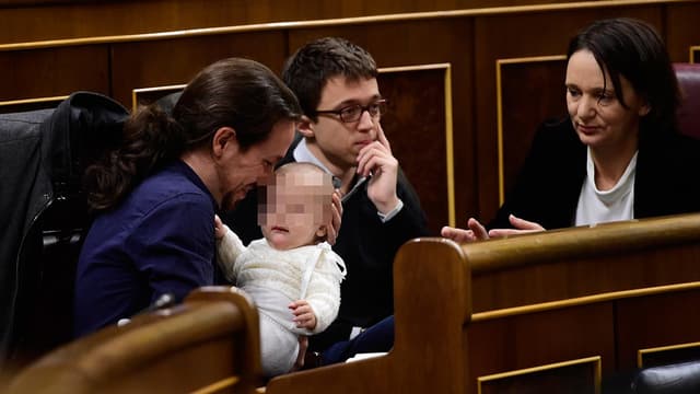 La députée Carolina Bescansa montre son enfant aux députés Pablo Iglesias et Inigo Errejon, tous trois appartiennent au parti de gauche Podemos.