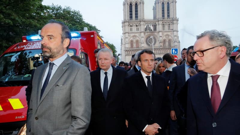 Emmanuel Macron, Édouard Philippe et Richard Ferrand devant la cathédrale Notre-Dame de Paris au lendemain de l'incendie le 15 avril 2019. (Photo d'illustration)
