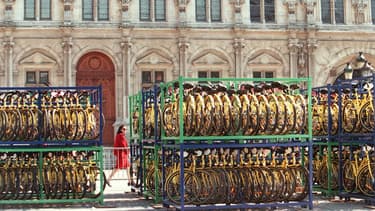 Les entreprises mettant à disposition de leurs salariés une flotte de vélos peuvent désormais bénéficier d'une réduction d'impôt, dont les modalités ont été fixées par un décret paru mercredi au Journal officiel.