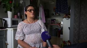 Elizabeth Bessy, une résidente d'un immeuble sans ascenseur depuis le 26 novembre 2023, à Firminy (Loire). En raison de son handicap, elle se dit "comme prisonnière".