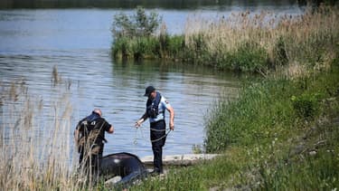 Des gendarmes lors des recherches de la fillette sur le bras du Rhin.