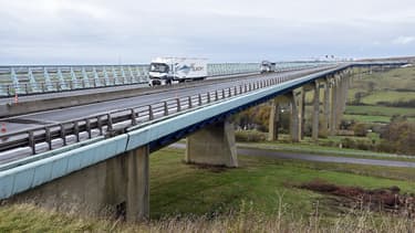 Le viaduc d'Echinghen est long de 1301 mètres et permet de relier Boulogne-sur-Mer à la région parisienne.