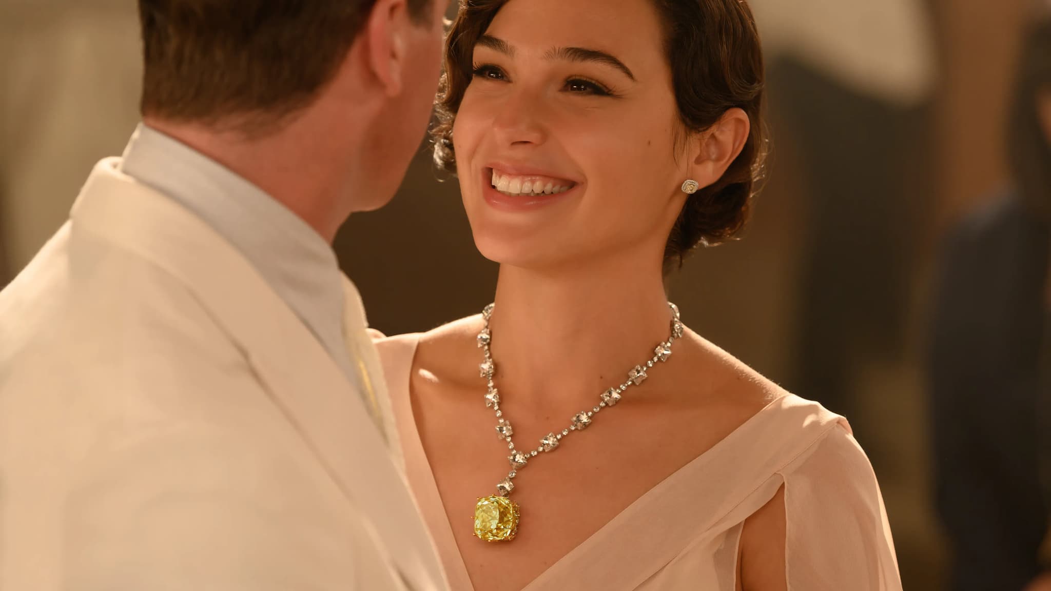 Le diamant jaune Tiffany&Co porté par Gal Gadot pendant le film Mort sur le Nil. Le diamant jaune Tiffany&Co porté par Gal Gadot pendant le film Mort sur le Nil.