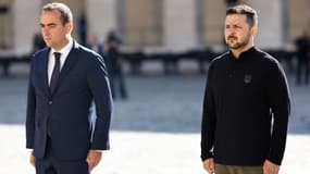 Le président ukrainien Volodymyr Zelensky et le ministre français des Armées Sébastien Lecornu dans la cour des Invalides, à Paris, pour une cérémonie d'honneurs militaires, le 7 juin 2024