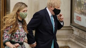 Le Premier ministre Boris Johnson et sa conjointe Carrie Symonds après avoir voté aux élections locales à Londres le 6 mai 2021