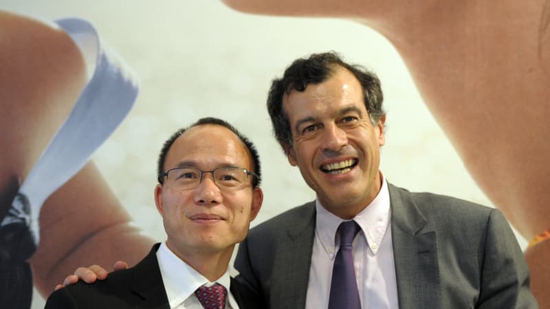 Guo Guangshang, ici à gauche, avec Henri Giscard d'Estaing, lors de l'annonce de la reprise du Club Mediterranée par Fosun en juin 2006. Le patron chinois est le 3ème de l'année à disparaître dans des conditions mystérieuses.