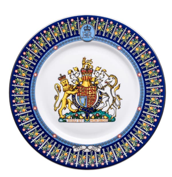 Exemple d'assiette en porcelaine vendue chez Halcyon Days Exemple d'assiette en porcelaine vendue chez Halcyon Days