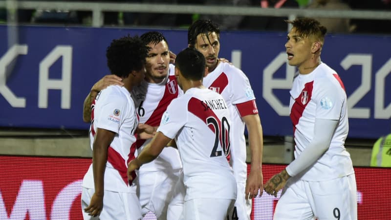 Claudio Pizarro entouré de ses coéquipiers