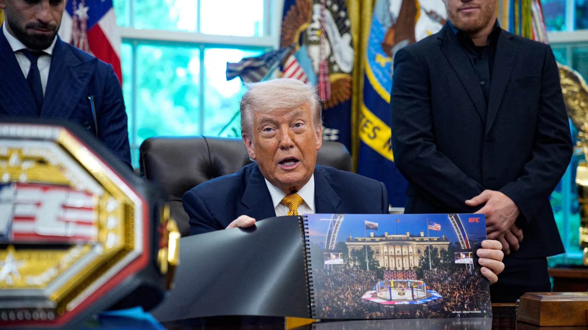 https://images.bfmtv.com/HEYD7mAdsJStsaHbI2GdsTIDDAU=/0x0:2048x1152/images/Donald-Trump-dans-le-Bureau-ovale-avec-les-combattants-a-l-affiche-de-l-UFC-Maison-Blanche-le-6-mai-2026-2302722.jpg
