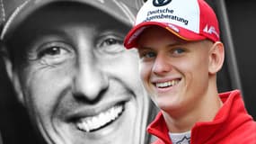Mick Schumacher devant le portrait de son père Michael, en 2018