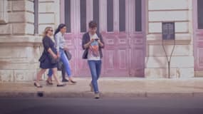 De plus en plus de piétons traversent la rue les yeux rivés sur leur smartphone.