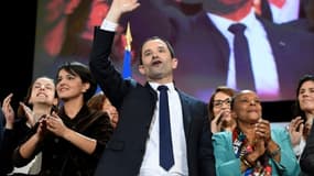 Le candidat du PS à la présidentielle Benoît Hamon entouré à gauche par la ministre de l'Education Najat Vallaud-Belkacem et à droite par l'ancienne garde des Sceaux Christiane Taubira, le 19 mars à Paris