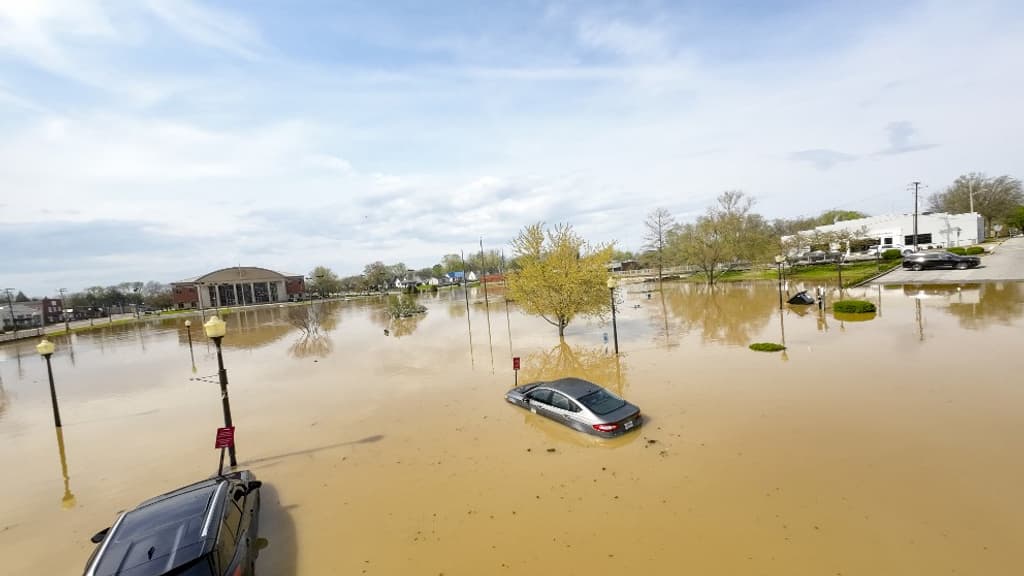 L'eau recouvre les routes à la suite d'inondations extrêmes qui ont causé d'importants dégâts, le 4 avril 2025 à Hopkinsville, dans le Kentucky.