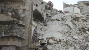 Un des membres de la Défense civile syrienne, appelés Casques blancs, devant un bâtiment détruit à Alep, en Syrie