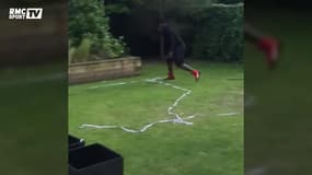 Balotelli tente le dizzy penalty challenge