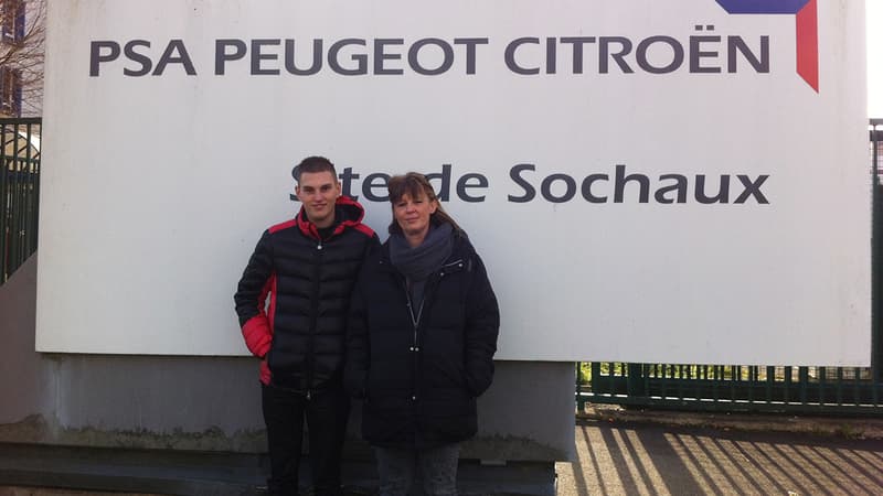 Sandrine et son fil Mathias, devant l'usine PSA de Sochaux (Doubs).