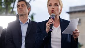 La députée Clémentine Autain prononce un discours sous le regard du député François Ruffin lors d'une réunion de campagne électorale législative en plein air "Construire le Front populaire (PFN) avec la société civile" à Montreuil le 17 juin 2024.