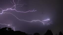 Des coups de foudre lors d'un orage à Bruay-la-Buissière, dans le Pas-de-Calais, le 14 juin 2025.