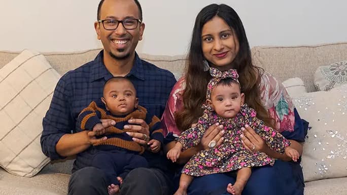 Adrial et Adiah Nadarajah et leurs parents. Adrial et Adiah Nadarajah et leurs parents.